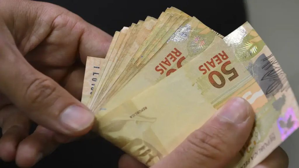Número de brasileiros com endividamento de risco dispara 75% em cinco anos, atinge 20,3 milhões e leva Banco Central a anunciar novas regras para empréstimos Número de brasileiros com endividamento de risco dispara 75% em cinco anos, atinge 20,3 milhões e leva Banco Central a anunciar novas regras para empréstimos