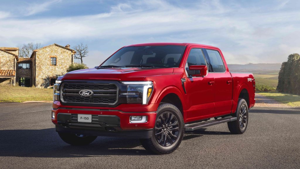 Donos de picape F-150 dos anos 2023 a 2026 precisam agendar inspeção grátis de 30 minutos porque as cintas que seguram o tanque podem ter sido mal encaixadas na montagem e deixar vazar combustível