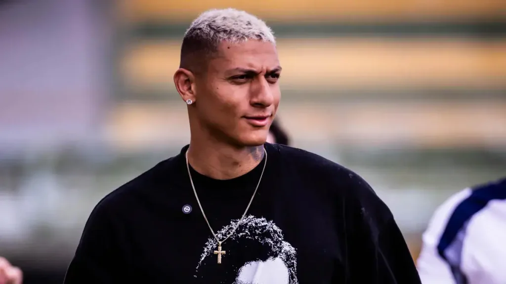 Richarlison rebate advogado amigo de Flávio Bolsonaro em disputa por ilha Richarlison rebate advogado amigo de Flávio Bolsonaro em disputa por ilha