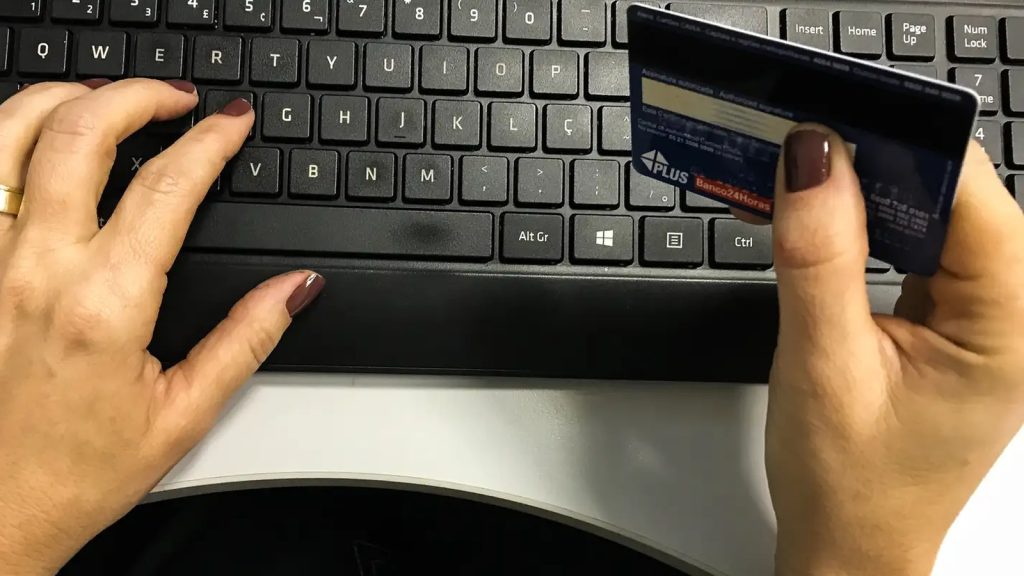 Rotativo do cartão de crédito bate recorde de R$ 311,5 bilhões até agosto, cobra 444,89% ao ano e transforma fatura de R$ 1.000 em R$ 1.963 mesmo parcelada Rotativo do cartão de crédito bate recorde de R$ 311,5 bilhões até agosto, cobra 444,89% ao ano e transforma fatura de R$ 1.000 em R$ 1.963 mesmo parcelada