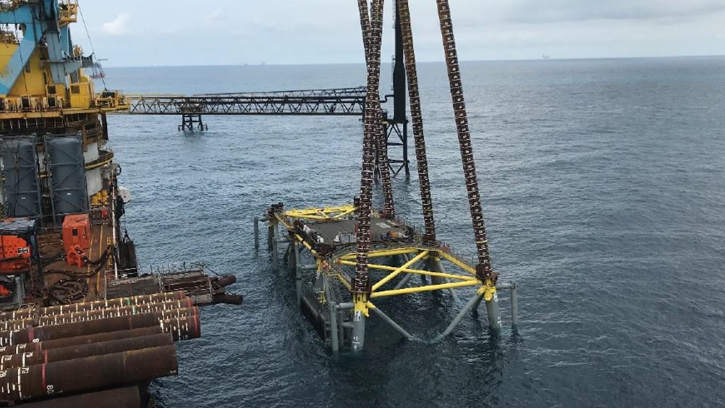 Saipem instala 9 estacas de 105 metros no fundo do mar, mas terreno instável obriga equipe a mudar a montagem da plataforma