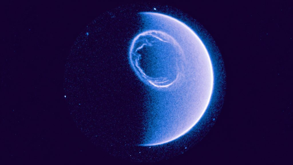 Satélite europeu-chinês registra pela primeira vez em quase 20 anos o anel completo da aurora boreal em ultravioleta e consegue acompanhar o fenômeno por até 45 horas seguidas