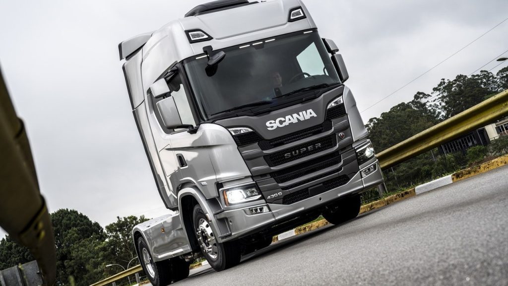 Caminhoneiros e frotistas vão encontrar na Fenatran o novo G430 de 11 litros da Scania, que promete gastar até 8% menos diesel e quer vender ao menos 3 mil caminhões na feira, o equivalente a 2 a 3 meses da fábrica do ABC