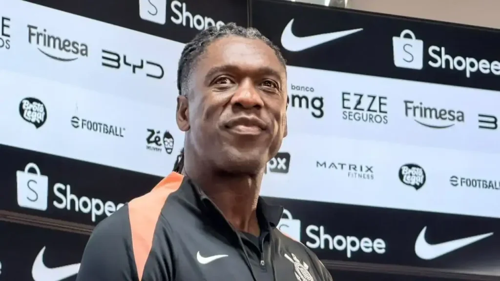 Seedorf chega ao Corinthians e exalta ex-técnico brasileiro: “Dos melhores”