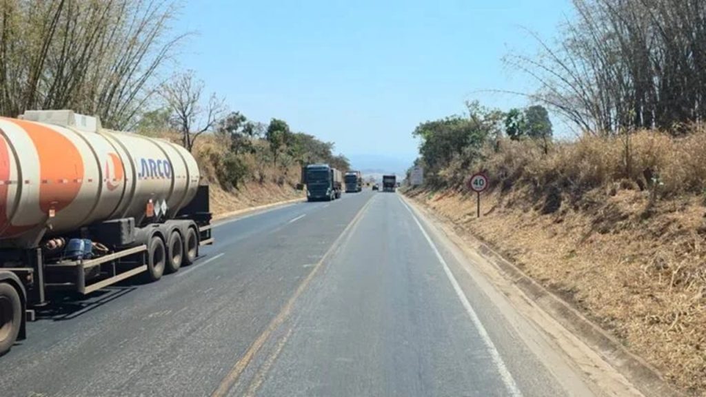 Cerca de 10 km de descida e curvas que exigem espaço das carretas: caminhoneiro mostra os desafios da Serra da Petrovina, na BR-364