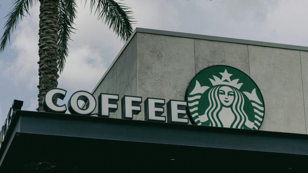 Starbucks adota modelo de cafeterias menores com assentos confortáveis e planeja abrir cerca de 5 mil novas lojas
