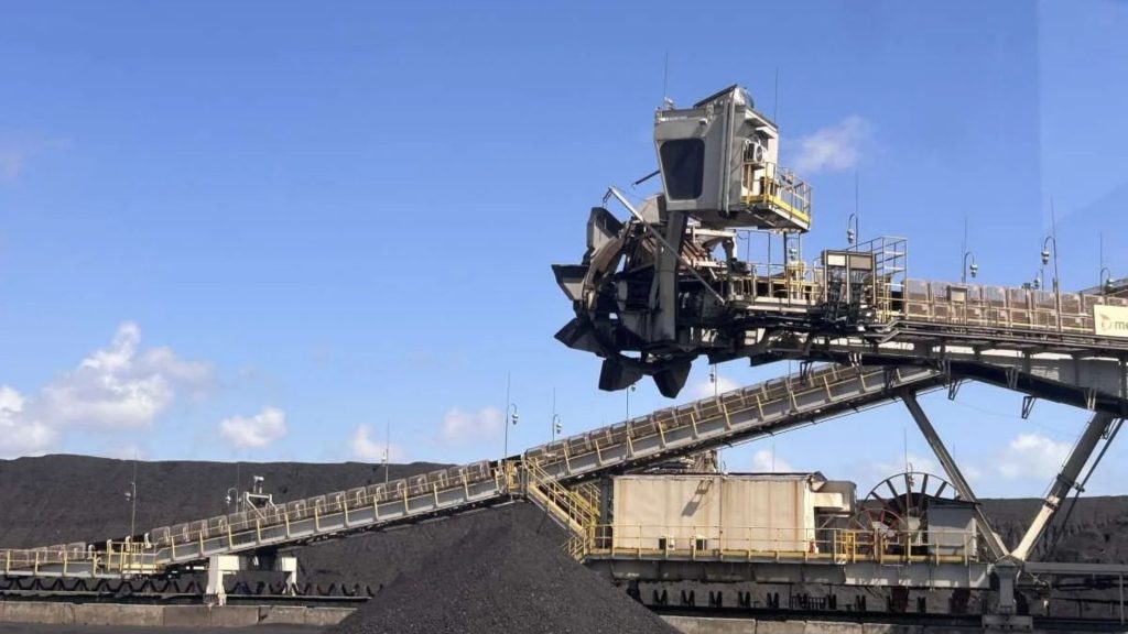 Usina de 360 MW começa a testar combustível produzido com casca de coco após universidade brasileira transformar 19 toneladas de resíduos em material capaz de substituir parte do carvão