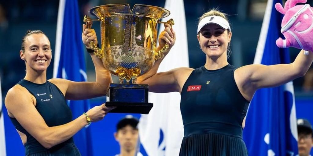 Dupla de Stefani fatura WTA 1000 de Pequim, o 5º título na temporada Dupla de Stefani fatura WTA 1000 de Pequim, o 5º título na temporada