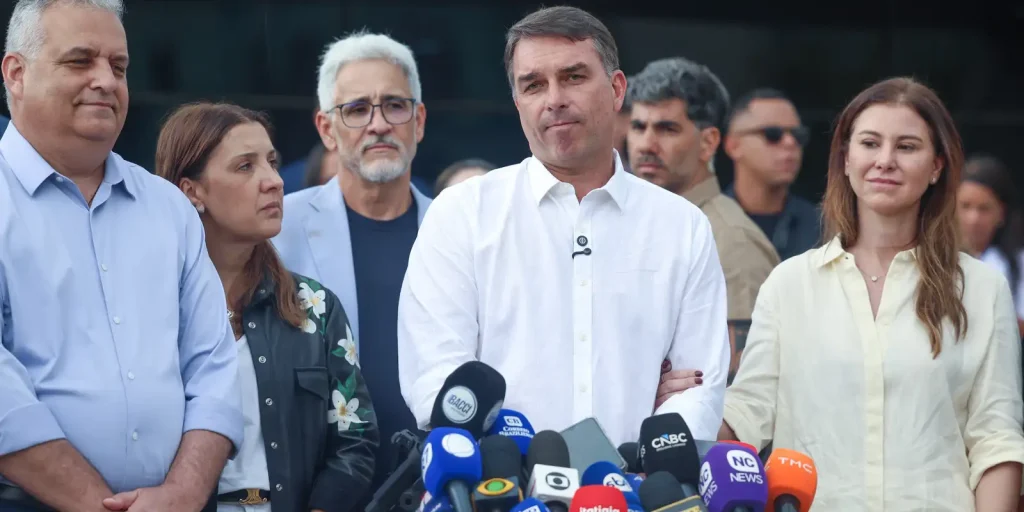 STF nega ter ordenado buscas em endereços de Flávio Bolsonaro STF nega ter ordenado buscas em endereços de Flávio Bolsonaro