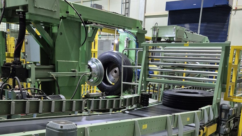 Trabalhadores da fábrica de pneus da Sumitomo em Fazenda Rio Grande (PR) fazem 3 turnos, 7 dias por semana, há 13 anos, mas a japonesa descarta ampliar a unidade enquanto importados ocupam 70% da reposição