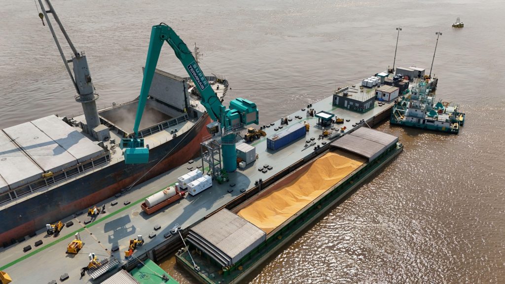 Produtores de milho do Arco Norte ganham em Itacoatiara (AM) o Super Porto Verde, píer flutuante de 240 metros e R$ 250 milhões com três guindastes elétricos Sennebogen de 2,1 mil toneladas por hora