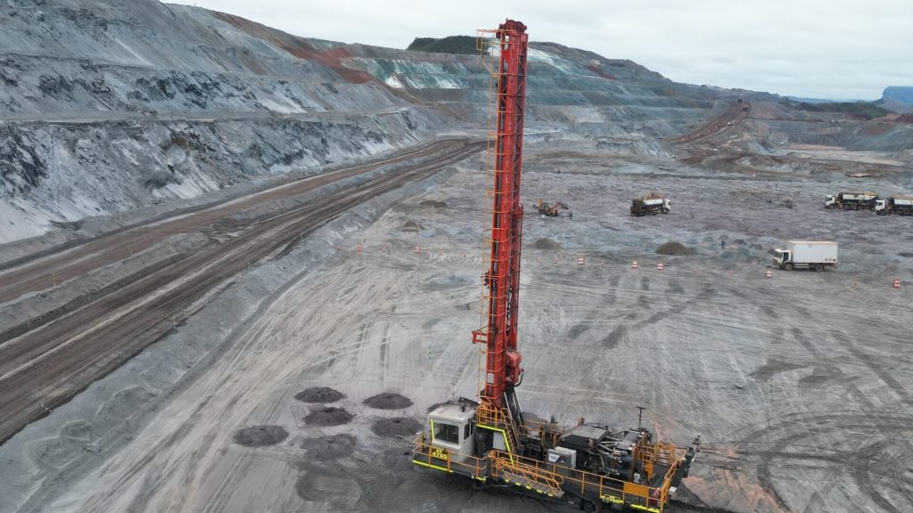 Técnica com quase 12 anos de Anglo American acompanha de uma sala de controle em Conceição do Mato Dentro as 5 perfuratrizes autônomas que tomaram o lugar de 7 máquinas convencionais na mina do Minas-Rio Técnica com quase 12 anos de Anglo American acompanha de uma sala de controle em Conceição do Mato Dentro as 5 perfuratrizes autônomas que tomaram o lugar de 7 máquinas convencionais na mina do Minas-Rio