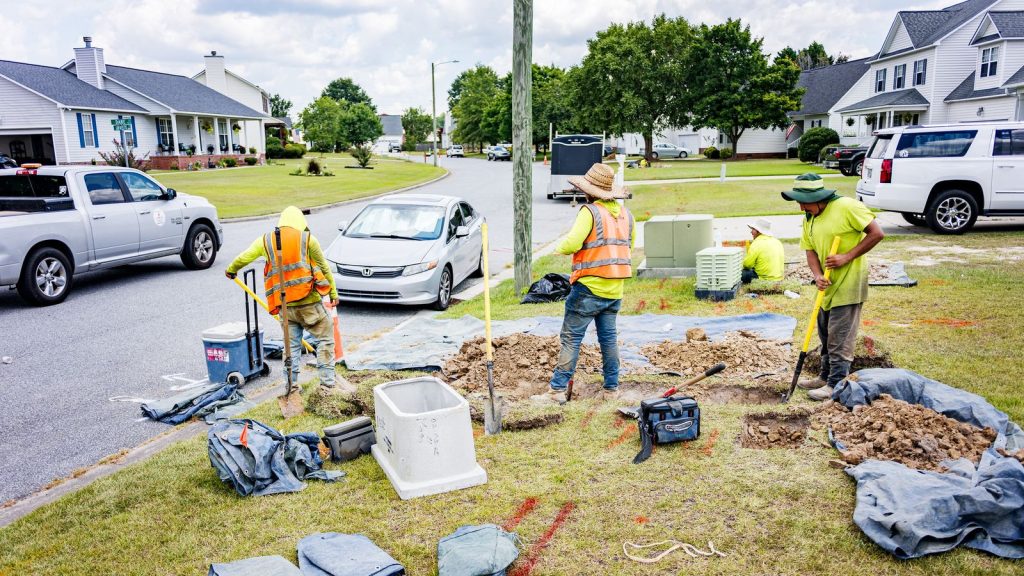 Empresa de obras de engenharia em Portugal abre 8 vagas de técnico de fibra ótica que ensina a função a quem não tem experiência e paga a partir de 968 euros por mês