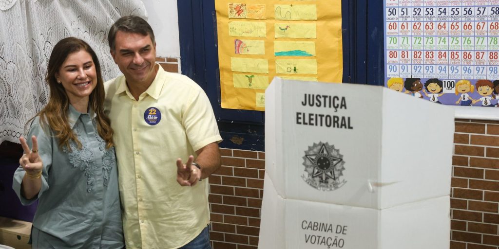Ao votar no Rio de Janeiro, Flávio diz que representa a mudança Ao votar no Rio de Janeiro, Flávio diz que representa a mudança