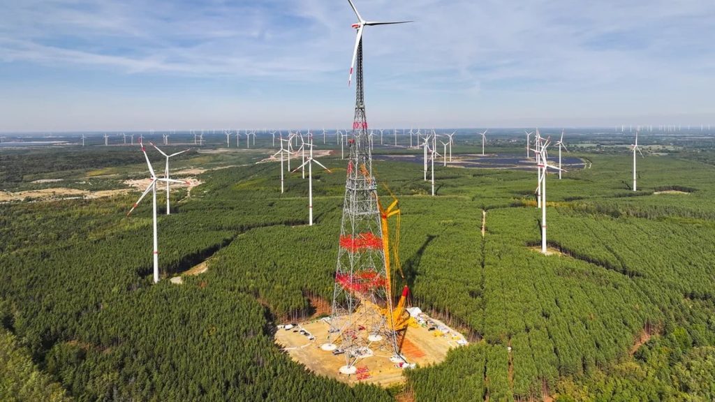 Torre eólica de 365 metros na Alemanha, mais alta que a Eiffel, põe turbina de 3,8 MW a 300 m do chão e promete o dobro da energia, mas a prova só vem em novembro