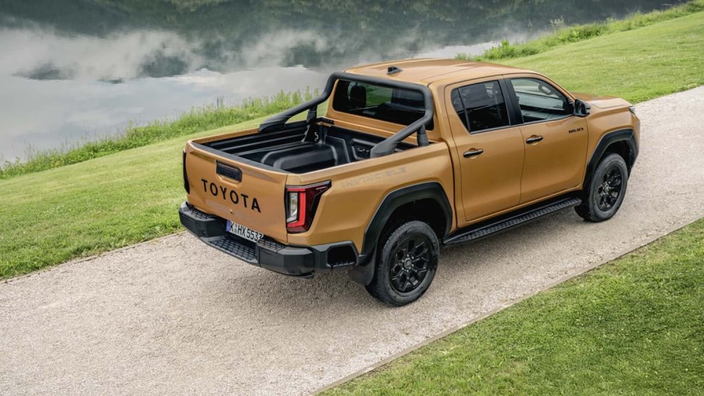 Nova Toyota Hilux chega em dezembro com visual renovado, motor 2.8 diesel e versões eletrificadas previstas
