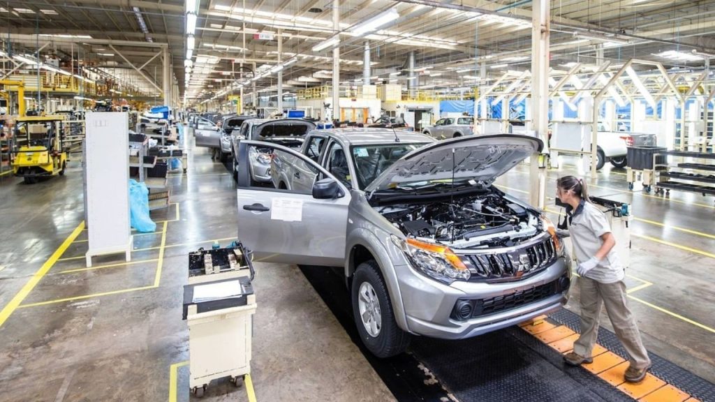 Trabalhadores da fábrica da Mitsubishi em Catalão (GO) enfrentam demissões, mas HPE promete readmitir até 90% quando a GAC começar a produzir na unidade em abril de 2027 Trabalhadores da fábrica da Mitsubishi em Catalão (GO) enfrentam demissões, mas HPE promete readmitir até 90% quando a GAC começar a produzir na unidade em abril de 2027