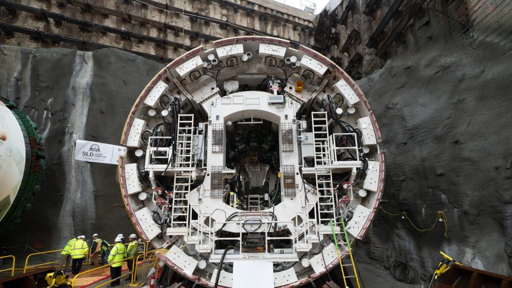 Tuneladora de 8,74 m de diâmetro começa a furar rocha em Nova Jersey a 9 metros por dia, abrindo o primeiro túnel ferroviário sob o Hudson em mais de um século, e a Hebe Camargo de São Paulo tem seção 78% maior Tuneladora de 8,74 m de diâmetro começa a furar rocha em Nova Jersey a 9 metros por dia, abrindo o primeiro túnel ferroviário sob o Hudson em mais de um século, e a Hebe Camargo de São Paulo tem seção 78% maior