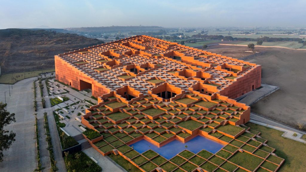 Prestige University empilha 463 terraços na Índia, e telhado de 9 mil metros quadrados transforma prédio de cinco andares em arquibancada ao ar livre