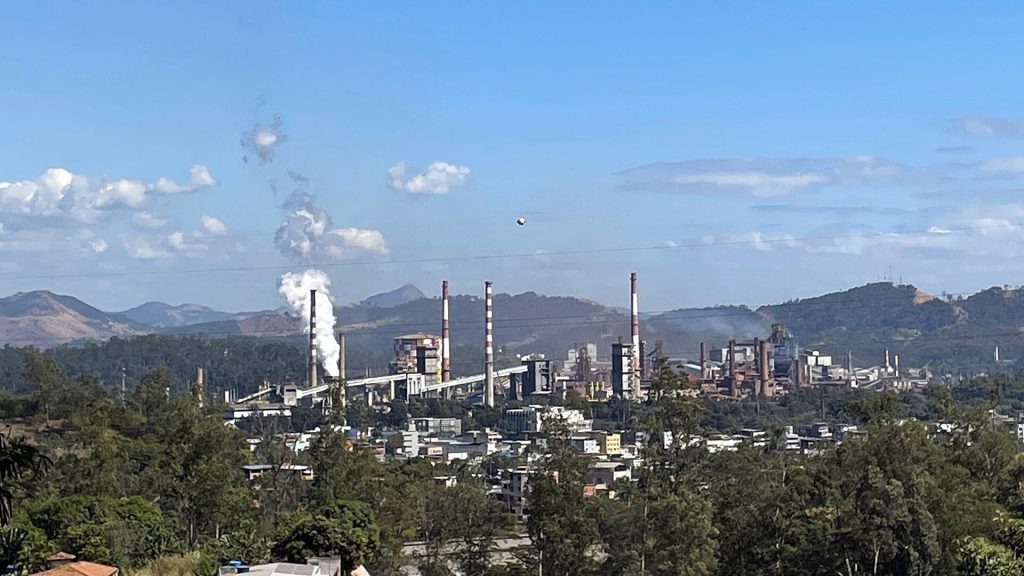 Operadores da linha de galvanização da Usiminas no Vale do Aço (MG) refazem 52% menos soldas entre bobinas desde que a siderúrgica pôs para rodar um modelo próprio de IA que prevê a temperatura antes de soldar
