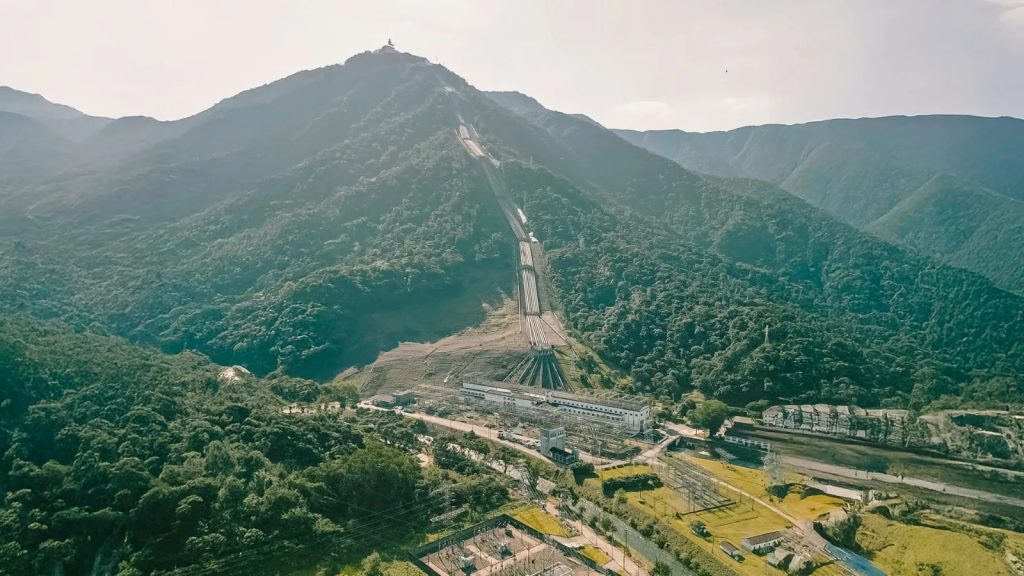Usina Henry Borden completa um século com água despencando 720 metros na Serra do Mar a 400 km/h, mas hoje a hidrelétrica de 889 MW é a reserva do sistema