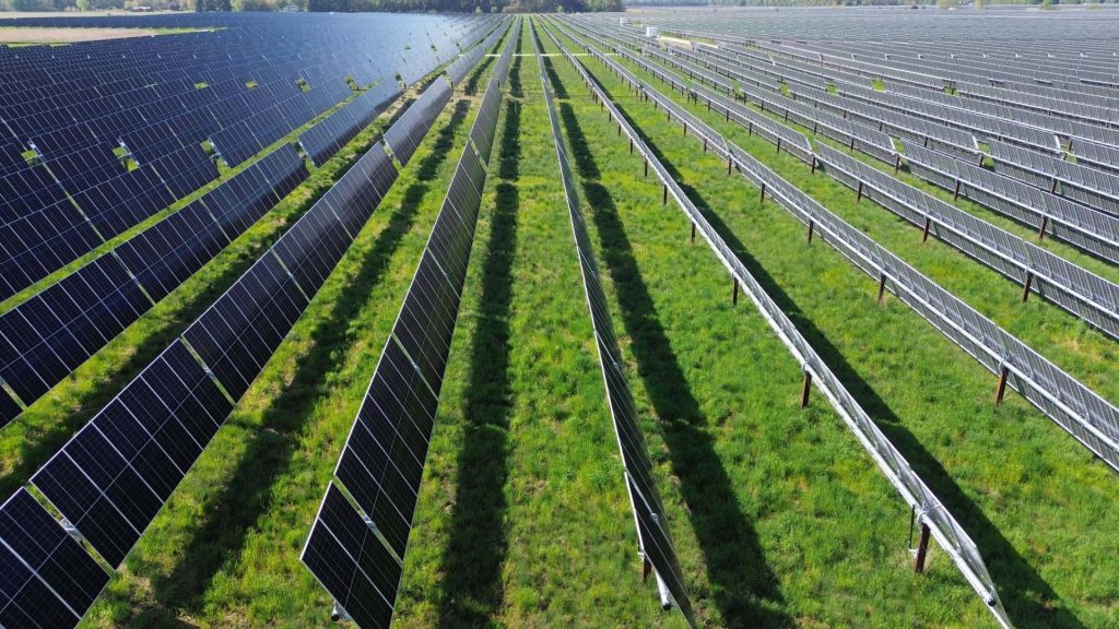 Usina solar de Indiana instalou 20 mil painéis por dia com 1.800 operários em 18 meses e está prestes a operar Usina solar de Indiana instalou 20 mil painéis por dia com 1.800 operários em 18 meses e está prestes a operar