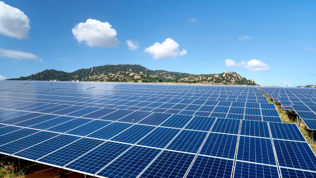 Usina solar no Ceará adota fibra óptica e inteligência artificial para proteger mais de 40 quilômetros contra invasões e furtos