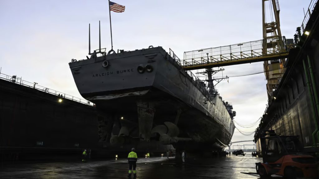 USS Arleigh Burke passa por docagem inédita na Espanha enquanto Marinha dos EUA amplia estrutura de apoio aos destróieres baseados na Europa