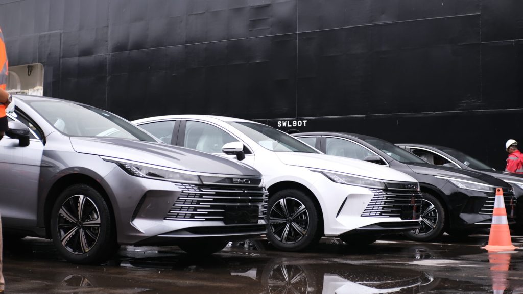 Carros elétricos e híbridos devem superar 70% das vendas de veículos leves no Brasil até 2035, aponta relatório
