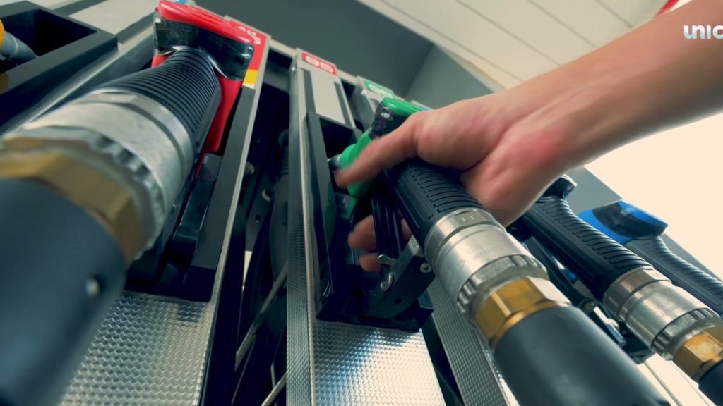 Usinas do Centro-Sul vendem 3,15 bilhões de litros de etanol no mercado interno em agosto, recorde histórico, e as vendas do hidratado, o da bomba, crescem 15,42% Usinas do Centro-Sul vendem 3,15 bilhões de litros de etanol no mercado interno em agosto, recorde histórico, e as vendas do hidratado, o da bomba, crescem 15,42%