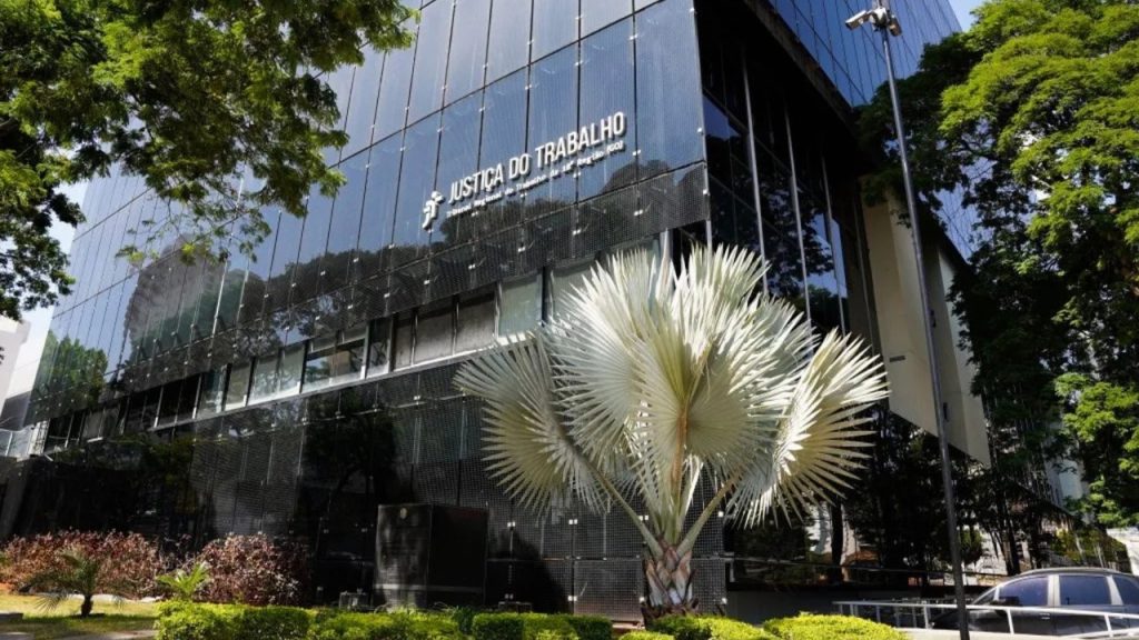 Vigilante de Goiânia que recusou uma chácara de R$ 2,68 milhões como garantia de uma dívida trabalhista de R$ 730 mil preferiu o bloqueio das contas da empresa, e o TRT-GO limitou a cobrança a 30% por mês