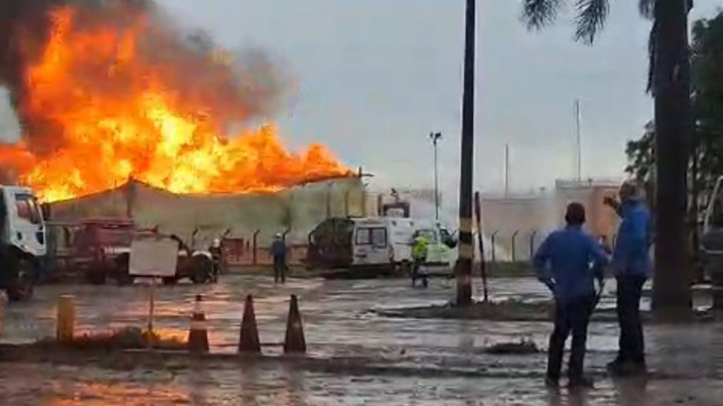Brigadistas e bombeiros passaram o domingo (25) resfriando os tanques da Viralcool em Pitangueiras (SP) depois que um raio incendiou um reservatório de etanol por volta das 9h, com 7 viaturas e caminhões-pipa de usinas vizinhas Brigadistas e bombeiros passaram o domingo (25) resfriando os tanques da Viralcool em Pitangueiras (SP) depois que um raio incendiou um reservatório de etanol por volta das 9h, com 7 viaturas e caminhões-pipa de usinas vizinhas