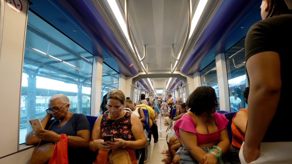 VLT de Salvador passa de 300 mil passageiros em 100 dias, mas atende o público só 9h30 por dia útil e o governo da Bahia admite que o sistema ainda precisa de ajustes VLT de Salvador passa de 300 mil passageiros em 100 dias, mas atende o público só 9h30 por dia útil e o governo da Bahia admite que o sistema ainda precisa de ajustes