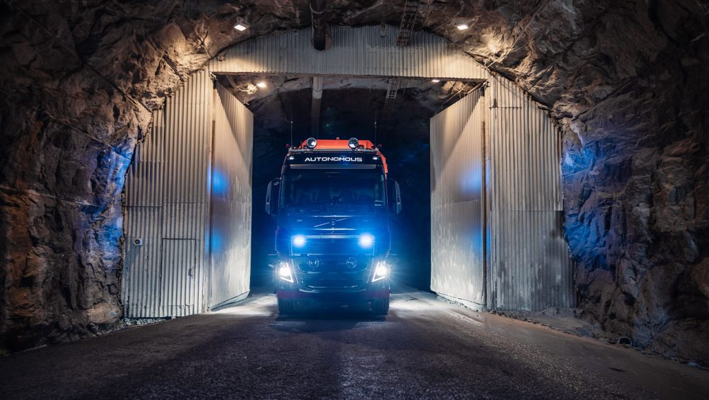 Depois de transportar mais de 3 milhões de toneladas sem motorista, Volvo anuncia divisão exclusiva de mineração que reunirá caminhões, escavadeiras e automação