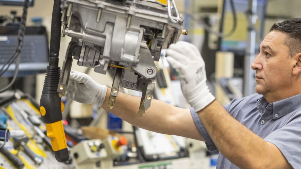 Volvo exporta 1.200 câmbios I-Shift de Curitiba para a Índia, e a fábrica do Paraná, que já produziu mais de 250 mil, usa o contrato para ocupar melhor a capacidade da linha Volvo exporta 1.200 câmbios I-Shift de Curitiba para a Índia, e a fábrica do Paraná, que já produziu mais de 250 mil, usa o contrato para ocupar melhor a capacidade da linha