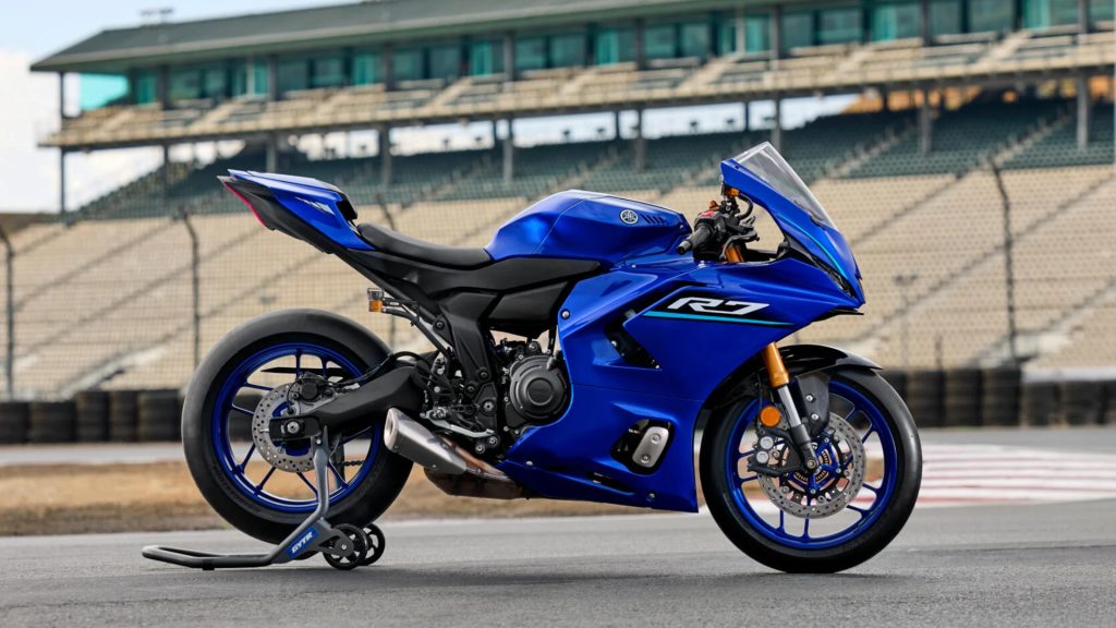 Yamaha R7 finalmente chega ao Brasil com 4 anos de garantia, 73,4 cv, IMU de 6 eixos, quickshifter bidirecional, controle de largada e produção nacional em Manaus