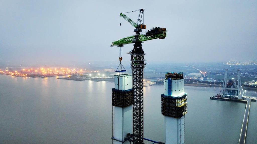 China ergue sobre o Yangtzé uma ponte pênsil com vão de 2.300 metros, 277 a mais que o recorde turco, e ela só fica pronta em 2028 China ergue sobre o Yangtzé uma ponte pênsil com vão de 2.300 metros, 277 a mais que o recorde turco, e ela só fica pronta em 2028